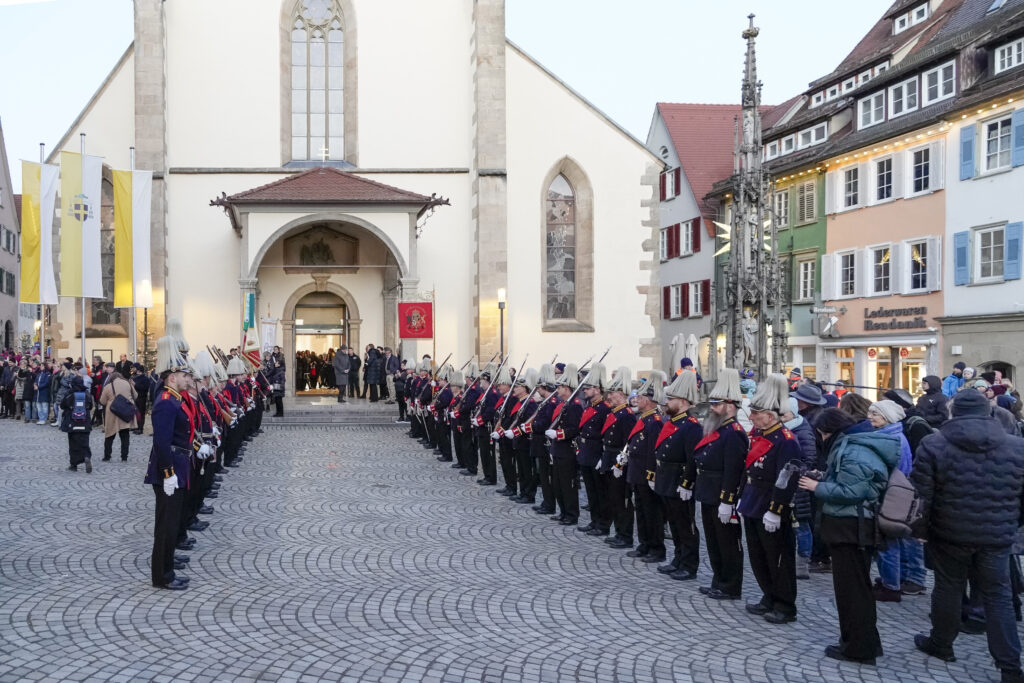 Spalier vor dem Dom zur Bischofsweihe Dr. Krämer